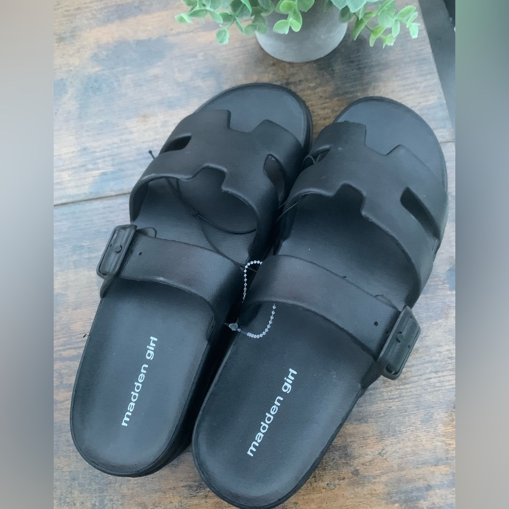 NWT cute Black “Madden Girl” Black Women's H Sandals buckle - Picture 6 of 6